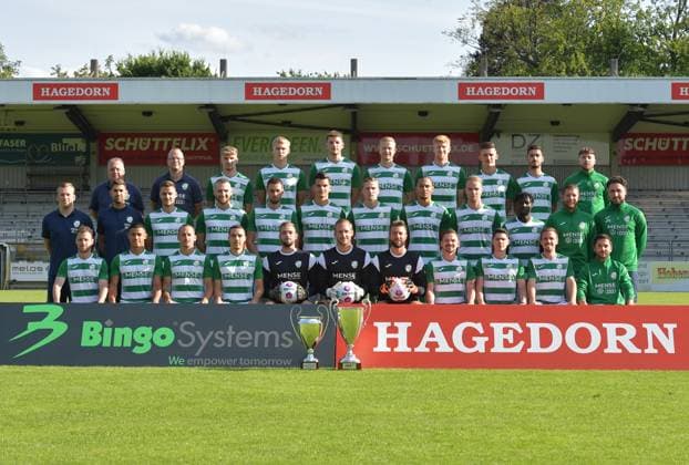 20.07.2023, GER, Fussball, Regionalliga West, Saison 2023 2024, Ohlendorfstadion im Heidewald, Gütersloh FC Gütersloh Fototermin 2023 2024 Mannschaftsfoto FC Gütersloh 2023 2024, Aktion, Einzelbild, Teambild Hintere Reihe, v.L. : Betreuer Ralf Niehaus, Betreuer Michael Kuhr, Markus Esko, Leo Weichert, Armin Pjetrovic, Marcel Lücke, Lars Beuckmann, Aleksandar Kandic, Joel Cilgin, Torwarttrainer Patrick Richter Mittlere Reihe, v.L: Team-Assistent Rene Harder, Chefscout Jakob Bulut, Patrik Twardzik, Jannik Enning, Grigorijs Degtjarevs, Dimitrios Nemtsis, Lennard Rolf, Vincent Ocansey, Hendrik Lohmar, Philimon Tawiah, Co-Trainer Andre Kording, Trainer Julian Hesse Vordere Reihe, v.L. : Julian Schauerte, Allan Firmino Dantas, Tim Manstein, Nico Buckmaier, Tim Matuschewsky, Jarno Peters, Daniel Szczepankiewicz, Kevin Freiberger, Ilias Illig, Pascal Widdecke, Co Trainer Matthias Haeder Es fehlen: Jeffrey Obst und Betreuerin Annika Krause