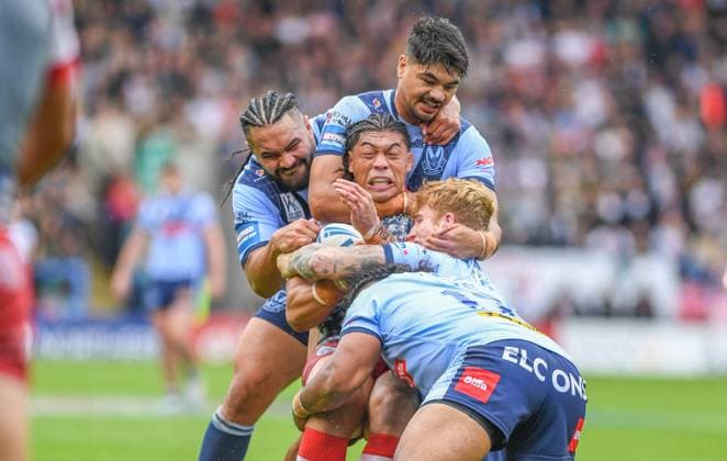 Bilder des Jahres 2023, Sport 07 Juli Sport Themen der Woche KW29 Sport Bilder des Tages Leigh Leopards v St Helens Picture by Olly Hassell SWpix.com - 22 07 2023 - Rugby League - Betfred Challenge Cup Semi Final - Leigh Leopards v St Helens - Halliwell Jones Stadium, Warrington, England - Leigh™s Tom Amone is tackled by St Helens s Konrad Hurrell and James Bell Copyright: x xSWpix.comx(t axPhotographyxHubxLtd)xOllyxHassell SWpix.comx SWP-2146-0017