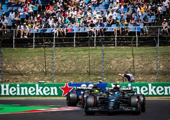 George Russell (UK, Mercedes AMG Petronas F1 Team 63) (vorne), Lewis Hamilton (UK, Mercedes AMG Petronas F1 Team 44) HUN, Formel 1, Hungaroring, Hungary, 22.07.23 HUN, Formel 1, Hungaroring, Hungary, 22.07.23 Budapest