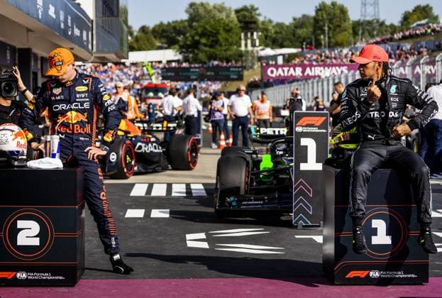 Sport Bilder des Tages BUDAPEST - Max Verstappen (Red Bull Racing) and Lewis Hamilton (Mercedes) after qualifying at the Hungaroring Circuit in the run-up to the Hungarian Grand Prix. ANP REMKO DE WAAL F1 Grand Prix of Great Britain - Qualifying 2023 xVIxANPxSportx xxANPxIVx 474067716 originalFilename: 474067716.jpg