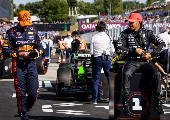 BUDAPEST - Max Verstappen (Red Bull Racing) and Lewis Hamilton (Mercedes) after qualifying at the Hungaroring Circuit in the run-up to the Hungarian Grand Prix. ANP REMKO DE WAAL F1 Grand Prix of Great Britain - Qualifying 2023 xVIxANPxSportx xxANPxIVx 474069160 originalFilename: 474069160.jpg