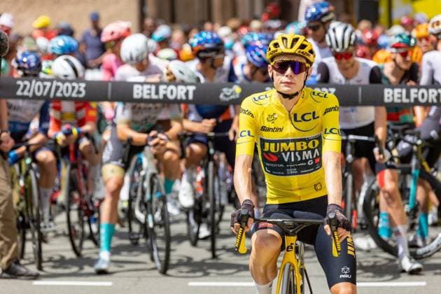 Cyclisme TdF Belfort Markstein PHOTOPQR L EST REPUBLICAIN Lionel VADAM ; Belfort ; 22 07 2023 ; Belfort le 22 07 2023 - Au départ de la 20e étape de la 110e édition du Tour de France cycliste entre Belfort et Le Markstein Fellering. Le maillot jaune Jonas Vingegaard. Photo Lionel Vadam - TOUR DE FRANCE JULY 22, 2023 STAGE 20 Belfort > Le Markstein Fellerin Belfort Territoire de Belfort Franche-Comté France  Copyright: xPHOTOPQR L ESTxREPUBLICAIN MAXPPxLionelxVADAMx 20230722NCY8523 20230722NCY8523