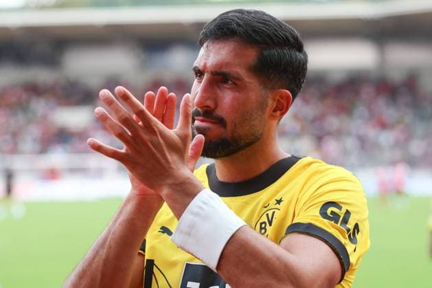 22.07.2023, xtgx, Fussball Testspiel, FC Rot Weiss Erfurt - Borussia Dortmund, v.l. Emre Can (Dortmund, 23) bedankt sich bei den Fans (DFL DFB REGULATIONS PROHIBIT ANY USE OF PHOTOGRAPHS as IMAGE SEQUENCES and or QUASI-VIDEO) Erfurt