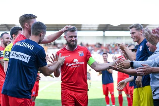 Bilder des Jahres 2023, Sport 07 Juli Sport Themen der Woche KW29 Sport Bilder des Tages Die Unterhachinger Spieler stehen fpr den scheidenden Stephan Hain (Unterhaching, 9), der nach sieben Jahren den Verein verlässt, Spalier. Stephan Hain (Unterhaching, 9), 22.07.2023, Unterhaching (Deutschland), Fussball, Vorbereitungsturnier in Unterhaching, SpVgg Unterhaching - TSV 1860 München, DFB DFL REGULATIONS PROHIBIT ANY USE OF PHOTOGRAPHS AS IMAGE SEQUENCES AND OR QUASI-VIDEO. *** The Unterhaching players stand guard for the outgoing Stephan Hain Unterhaching, 9 , who leaves the club after seven years Stephan Hain Unterhaching, 9 , 22 07 2023, Unterhaching Germany , football, preparation tournament in Unterhaching, SpVgg Unterhaching TSV 1860 Munich, DFB DFL REGULATIONS PROHIBIT ANY USE OF PHOTOGRAPHS AS IMAGE SEQUENCES AND OR QUASI VIDEO xslx