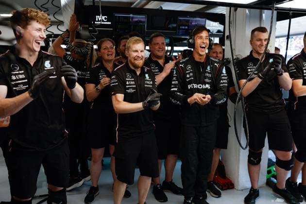 Mercedes AMG F1 Team mechanics during the 2023 Formula 1 Qatar Airways Hungarian Grand Prix, 11th round of the 2023 Formula One World Championship, WM, Weltmeisterschaft from July 21 to 23, 2023 on the Hungaroring, in Mogyorod, Hungary - F1 - HUNGARIAN GRAND PRIX 2023 DPPI Panoramic  00123026_F12023GP12HUN_JK111028 