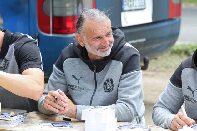 Stadionfest beim 1. FC Lok Leipzig, Regionalliga Nordost, 22.07.23 Autogrammstunde, Trainer und Sportdirektor Almedin Civa (Lok Leipzig) Fussball, Regionalliga Nordost, Saison 2023 2024, Stadionfest beim 1. FC Lok Leipzig vor dem Saisonauftakt, 22.07.23 im Bruno-Plache-Stadion, Leipzig. Copyright: xBEAUTIFULxSPORTS JanxKaeferx