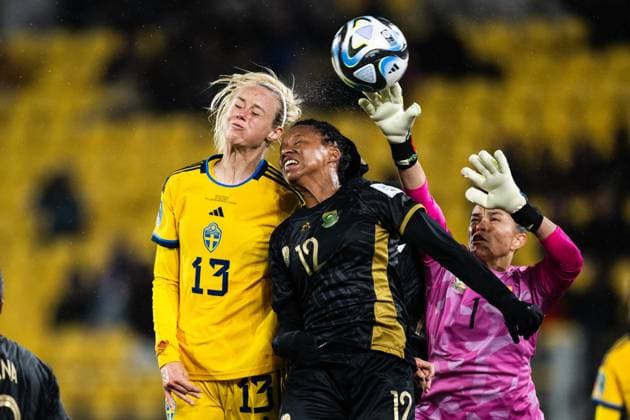 Sport Themen der Woche KW29 Sport Bilder des Tages 230723 Amanda Ilestedt of Sweden against Jermaine Seoposenwe and goalkeeper Kaylin Swart of South Africa during the FIFA Women s World Cup football match between Sweden and South Africa on July 23, 2023 in Wellington. Photo: Mathias Bergeld BILDBYRAN kod MB MB0639 fotboll football soccer fotball fotbolls-vm världsmästerskap vm fifa womens world cup sverige a sweden south africa day 4 dam bbeng sydafrika verdensmesterskap kvinner *** 230723 Amanda Ilestedt of Sweden against Jermaine Seoposenwe and goalkeeper Kaylin Swart of South Africa during the FIFA Women s World Cup soccer match between Sweden and South Africa on July 23, 2023 in Wellington Photo Mathias Bergeld BILDBYRAN code MB MB0639 football soccer football soccer football world cup world championship world cup fifa womens world cup sverige a sweden south africa day 4 dam bbeng sydafrika verdensmesterskap kvinner  Copyright: MATHIASxBERGELD BB230723MB063