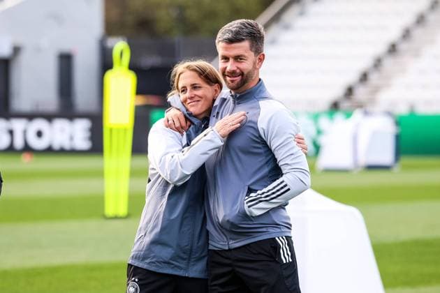 FIFA Frauen-Weltmeisterschaft 2023: Abschlusstraining Deutschland vor dem Spiel gegen Marokko; 22.07.2023 Britta Carlson (Asistenztrainerin Deutschland) und Michael Urbansky (Asistenstrainer Deutschland) Arm in Arm FIFA Frauen-Weltmeisterschaft 2023: Abschlusstraining Deutschland vor dem Spiel gegen Marokko; Melbourne Naarm, Lakeside Stadium, 23.07.2023 Copyright: xBEAUTIFULxSPORTS Jonesx