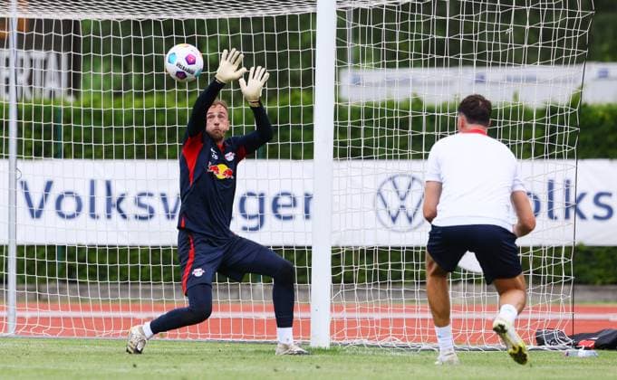 RB Leipzig - Italien Trainingslager Bruneck, 22.07.2023, Sportpark Reiperting Reischach, Fussball, RB Leipzig (GER Bundesliga) - Trainingslager in Südtirol Italien , Torwarttraining. Im Bild: Torwart Leopold Zingerle und Torwarttrainer Frederik Gößling Goessling ,