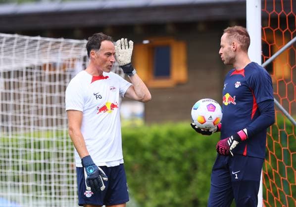 RB Leipzig - Italien Trainingslager Bruneck, 22.07.2023, Sportpark Reiperting Reischach, Fussball, RB Leipzig (GER Bundesliga) - Trainingslager in Südtirol Italien , Torwarttraining. Im Bild: Torwarttrainer Frederik Gößling Goessling und Torwart Peter Gulacsi ,