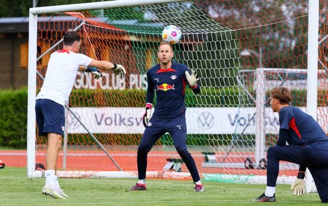 RB Leipzig - Italien Trainingslager Bruneck, 22.07.2023, Sportpark Reiperting Reischach, Fussball, RB Leipzig (GER Bundesliga) - Trainingslager in Südtirol Italien , Torwarttraining. Im Bild v.l.: Torwarttrainer Frederik Gößling Goessling, Torwart Peter Gulacsi und Torwart Fernando Dickes ,