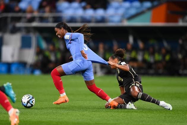 Sport Themen der Woche KW29 Sport Bilder des Tages SYDNEY, AUSTRALIA - JULY 23: Atlanta Primus of Jamaica holding back Grace Geyoro of France during the Women s World Cup football match between France and Jamaica at Allianz Stadium on July 23, 2023 in Sydney, Australia. (Photo by Steven Markham Icon Sportswire) SOCCER: JUL 23 Women s World Cup - France vs Jamaica EDITORIAL USE ONLY Icon2307230027