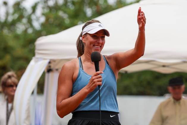 Darmstadt 23.Juli 2023 47. Internationales Damen ITF W25 Singles Tennisturnier Finale Tena LUKAS (CRO) - Lola RADIVOJEVIC (SRB) v.l., Tena LUKAS (CRO) lacht, freut sich, bedankt sich Copyright: JoaquimxFerreira