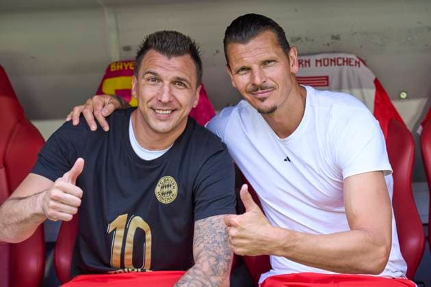 Sport Themen der Woche KW29 Sport Bilder des Tages Daniel van Buyten, Mario Mandzukic at the Wembley revival match, Team Presentation FC BAYERN MÜNCHEN 1.German Football League on July 23, 2023 in Munich, Germany. Season 2023 2024, 1.Bundesliga, Muenchen, FCB,