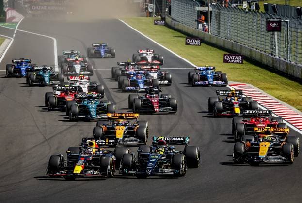 Sport Bilder des Tages BUDAPEST - Max Verstappen (Red Bull Racing) and Lewis Hamilton (Mercedes) during the Hungarian Grand Prix at the Hungaroring. ANP REMKO DE WAAL F1 Grand Prix of Hungary 2023 xVIxANPxSportx xxANPxIVx 474119665 originalFilename: 474119665.jpg