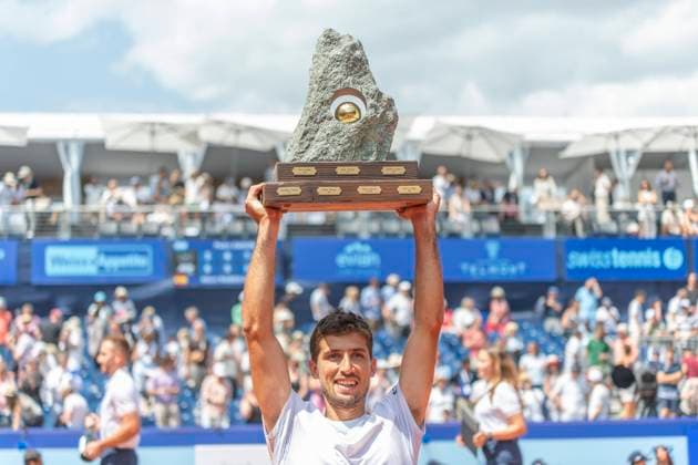 Bilder des Jahres 2023, Sport 07 Juli Sport Themen der Woche KW29 Sport Bilder des Tages July 23, 2023, Gstaad, Bern, Switzerland: Gstaad Switzerland, 07 23 2023: Pedro Cachin of Argentina celebrates his victory during ceremony awards during final of EFG Swiss Open Gstaad ATP, Tennis Herren 250 between Pedro Cachin of Argentina and Albert Ramos-Vinolas of Spain. EFG Swiss Open Gstaad-ATP 250 took place in Roy Emerson Arena which is located in the famous ski resort of Gstaad and which is located in the Bernese Oberland. Gstaad Switzerland - ZUMAd206 0299949481st Copyright: xEricxDubostx