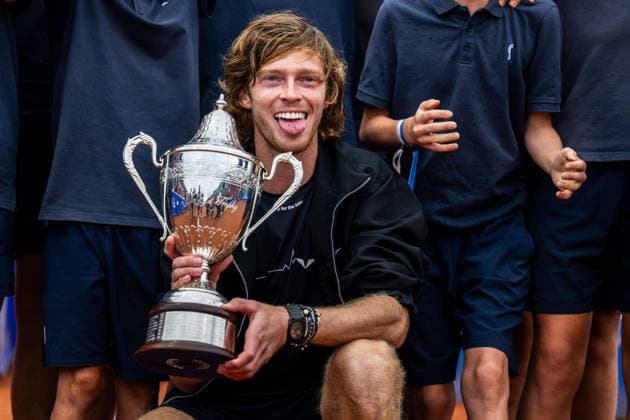 Bilder des Jahres 2023, Sport 07 Juli Sport Themen der Woche KW29 Sport Bilder des Tages 230723 Andrey Rublev, Ryssland, jublar med Mr G?s trophy pokalen efter singelfinalen under dag 7 av ATP, Tennis Herren Nordea Open den 22 juli 2023 i Bastad. *** 230723 Andrey Rublev, Russia, celebrates with the Mr. G? trophy after the singles final during day 7 of the ATP Nordea Open on July 22, 2023 in Bastad, Sweden.  Copyright: MATHILDAxAHLBERG BB230723MA070