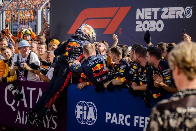 BUDAPEST - Max Verstappen (Red Bull Racing) celebrates victory with his team after the Hungarian Grand Prix at the Hungaroring. ANP REMKO DE WAAL F1 Grand Prix of Hungary 2023 xVIxANPxSportx xxANPxIVx 474125677 originalFilename: 474125677.jpg