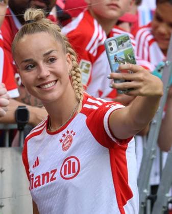 Sport Themen der Woche KW29 Giulia Gwinn, schiesst Selfies fuer die Fans, nach Frauen-Praesentation , Fussball Allianz FC Bayern Team Presentation 23.07.2023 Allianz Arena FOTO: Mladen Lackovic LakoPress *** Giulia Gwinn, taking selfies for the fans, after women presentation , Football Allianz FC Bayern Team Presentation 23 07 2023 Allianz Arena PHOTO Mladen Lackovic LakoPress
