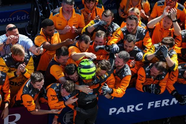 NORRIS Lando (gbr), McLaren F1 Team MCL60, portrait celebrating second position with the team during the 2023 Formula 1 Qatar Airways Hungarian Grand Prix, 11th round of the 2023 Formula One World Championship, WM, Weltmeisterschaft from July 21 to 23, 2023 on the Hungaroring, in Mogyorod, Hungary - F1 - HUNGARIAN GRAND PRIX 2023 - RACE DPPI Panoramic  00123027_GOOD0567 