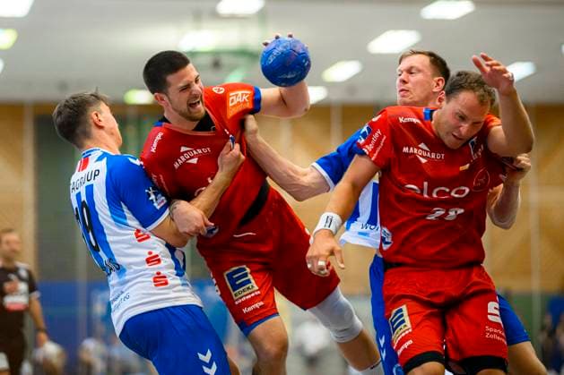 Sport Themen der Woche KW29 Sport Bilder des Tages Bittenfeld, Deutschland 23. Juli 2023: Freundschaftsspiel - TVB Stuttgart - HBW Balingen v.li. Fynn-Luca Nicolaus (Stuttgart), Marcel Niemeyer (HBW Balingen), Adam Lönn Loenn (Stuttgart), Tobias Heinzelmann (HBW Balingen) Bittenfeld Gemeindehalle Baden-Württemberg Deutschland *** Bittenfeld, Germany 23 July 2023 friendly match TVB Stuttgart HBW Balingen from left Fynn Luca Nicolaus Stuttgart , Marcel Niemeyer HBW Balingen , Adam Lönn Loenn Stuttgart , Tobias Heinzelmann HBW Balingen Bittenfeld Gemeindehalle Baden Württemberg Germany