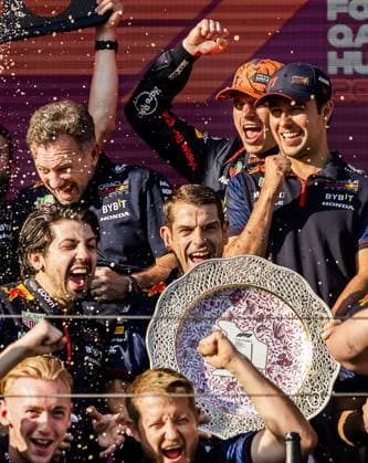 BUDAPEST - Max Verstappen (Red Bull Racing) and Sergio Perez (Red Bull Racing) take a team photo after the Hungarian Grand Prix at the Hungaroring. ANP REMKO DE WAAL F1 Grand Prix of Hungary 2023 xVIxANPxSportx xxANPxIVx 474129419 originalFilename: 474129419.jpg