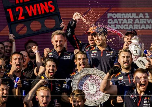 Sport Bilder des Tages BUDAPEST - Max Verstappen (Red Bull Racing) and Sergio Perez (Red Bull Racing) take a team photo after the Hungarian Grand Prix at the Hungaroring. ANP REMKO DE WAAL F1 Grand Prix of Hungary 2023 xVIxANPxSportx xxANPxIVx 474135232 originalFilename: 474135232.jpg