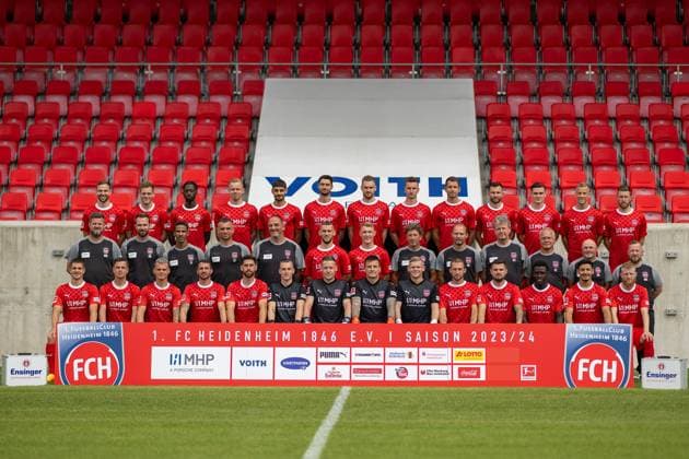 Reihe 1 (Stehend auf einer Bierbank) > Von links nach rechts: Benedikt Gimber, Tim Siersleben, Omar Traore, Lennard Maloney, Eren Dinkci, Tim Kleindienst, Patrick Mainka, Jan Schöppner, Marvin Pieringer, Denis Thomalla, Thomas Keller, Adrian Beck, Christian Kühlwetter Reihe 2 (Stehend auf dem Rasen) > Von links nach rechts: Marc Weiss (Physiotherapeut), Roland Bosch (Physiotherapeut), Said Lakhal (Athletiktrainer), Dieter Jarosch (Co-Trainer), Frank Schmidt (Cheftrainer), Melvin Ramusovic, Luka Janes, Bernd Weng (Torwarttrainer), Alexander Raaf (Teammanager), Andreas Heintzen (Mannschaftsarzt), Udo Tiefenbacher (Mannschaftsarzt), Bernhard Raab (Co-Trainer), Manuel Henck (Zeugwart) Reihe 3 (Sitzend auf der Bank) > Von links nach rechts: Nikola Dovedan, Tim Köther, Florian Pick, Norman Theuerkauf, Stefan Schimmer, Frank Feller, Vitus Eicher, Kevin Müller, Paul Tschernuth, Jonas Föhrenbach, Marnon Busch, Seedy Jarju, Kevin Sessa, Jan-Niklas Beste, GER, FC Heidenheim 1846, Fussball, 1. Bundesliga, Mannschaftsfoto, Spielzeit 2023 2024, 23.07.2023, DFB DFL regulations prohibit any use of photographs as image sequences and or quasi-video., GER, FC Heidenheim 1846, Fussball, 1. Bundesliga, Mannschaftsfoto, Spielzeit 2023 2024, 23.07.2023 Heidenheim Copyright: xEibner-Pressefoto SaschaxWaltherx EP_EER
