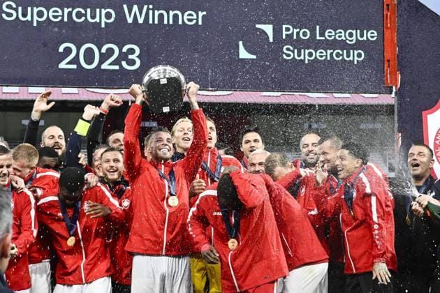 Bilder des Jahres 2023, Sport 07 Juli Sport Themen der Woche KW29 Sport Bilder des Tages Antwerp s Toby Alderweireld with the trophy during celebrations after a soccer match between Antwerp FC and KV Mechelen, Sunday 23 July 2023 in Antwerp, the Super Cup , where the Champions of the Jupiler Pro League and the winner of the Croky Cup Antwerp meet the loser of the Cup Final Mechelen. TOM GOYVAERTS TomxGoyvaerts  x70987247x