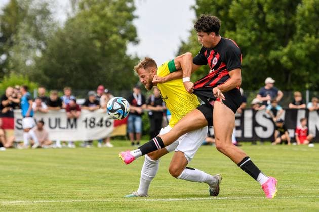 Sport Themen der Woche KW29 Sport Bilder des Tages GER, FSP, SSV Ulm 1846 vs Eintracht Frankfurt II 23.07.2023, Sportanlage, Bellenberg, GER, FSP, SSV Ulm 1846 vs Eintracht Frankfurt II, im Bild Johannes Reichelt (SSV Ulm, 5), Lucas Röser Roeser (Eintracht Frankfurt, 9), Kampf um den Ball *** GER, FSP, SSV Ulm 1846 vs Eintracht Frankfurt II 23 07 2023, Sportanlage, Bellenberg, GER, FSP, SSV Ulm 1846 vs Eintracht Frankfurt II, in picture Johannes Reichelt SSV Ulm, 5 , Lucas Röser Roeser Eintracht Frankfurt, 9 , fight for the ball nordphotoxGmbHx xHafner nph00200