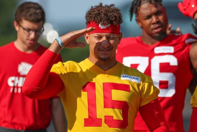 Sport Themen der Woche KW29 Sport Bilder des Tages ST. JOSEPH, MO - JULY 23: Kansas City Chiefs quarterback Patrick Mahomes (15) salutes the fans during training camp on July 23, 2023 at Missouri Western State University in St. Joseph, MO. (Photo by Scott Winters Icon Sportswire) NFL, American Football Herren, USA JUL 23 Kansas City Chiefs Training Camp EDITORIAL USE ONLY Icon2307230031