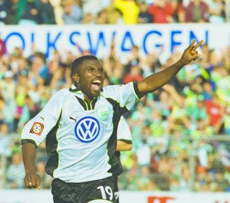 Aus 1. BL. Saison 1999 2000 VfL Wolfsburg gegen Bayer 04 Leverkusen 3:1 am 02.10.1999 im alten VfL Stadion. Im Foto: WOB Spieler Jonathan Akpoborie freut sich über sein 1:0 *** From 1 BL season 1999 2000 VfL Wolfsburg against Bayer 04 Leverkusen 3 1 on 02 10 1999 in the old VfL stadium In the photo WOB player Jonathan Akpoborie is pleased about his 1 0