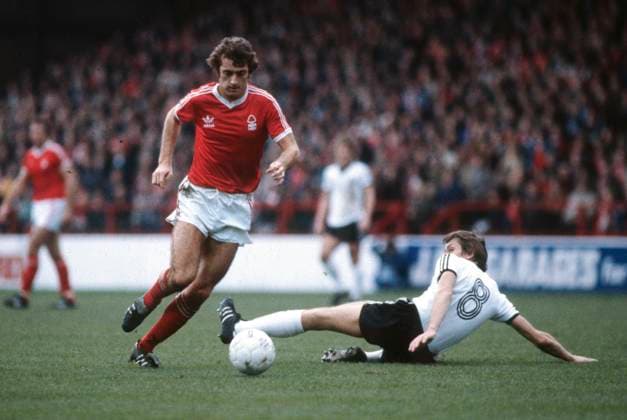 Nottingham Forest v Ipswich Town 03 November 1979 - Football League Division One - Nottingham Forest v Ipswich Town - Trevor Francis of Nottingham Forest takes the ball past Arnold Muhren. Trevor Francis (Photo by Gerry Cranham). Nottingham UK *** Nottingham Forest gegen Ipswich Town 03 November 1979 Football League Division One Nottingham Forest gegen Ipswich Town Trevor Francis von Nottingham Forest schießt den Ball an Arnold Muhren vorbei Trevor Francis Foto von Gerry Cranham Nottingham UK  Copyright: xGerryxCranhamxOffside
