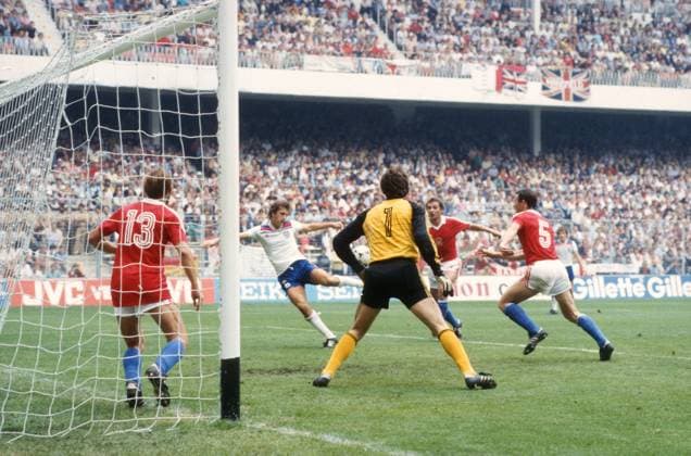Czechoslovakia v England 20 June 1982 - FIFA World Cup, WM, Weltmeisterschaft, Fussball - Group Stage - Czechoslovakia v England - Trevor Francis of England scores. - Photo by Mark Leech Offside Bilbao Spain *** Tschechoslowakei gegen England 20. Juni 1982 FIFA-Weltpokal Gruppenphase Tschechoslowakei gegen England Trevor Francis (England) erzielt ein Tor Foto von Mark Leech Abseits Bilbao Spanien  Copyright: xMarkxLeechxOffside