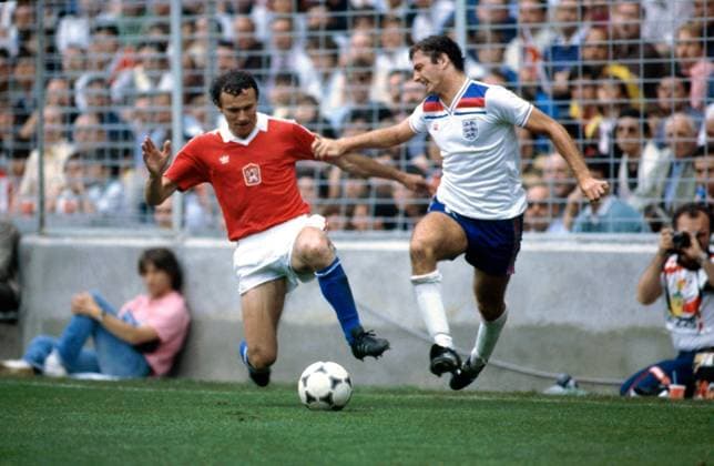 England v Czechoslovakia 1982 20 June 1982 Bilbao, Spain: FIFA World Cup, WM, Weltmeisterschaft, Fussball - England v Czechoslovakia - Jozef Barmos tackles Trevor Francis of England. Photo: Mark Leech Bilbao Spain *** England gegen die Tschechoslowakei 1982 20. Juni 1982 Bilbao, Spanien FIFA-Weltpokal England gegen die Tschechoslowakei Jozef Barmos greift Trevor Francis von England an Foto Mark Leech Bilbao Spanien  Copyright: xMarkxLeechxOffside