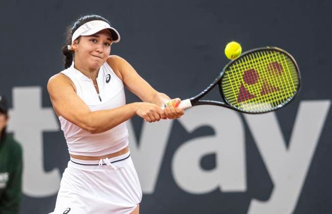 25.7.2023, GER, Tennis, Frauen, Hamburg European Open 2023, WTA, Tennis Damen Eva Lys (Deutschland) - Mayar Sherif (Ägypten), 1. Runde Eva Las (Deutschland) spielt den Ball. Hamburg Rothenbaum Stadion Hamburg Deutschland