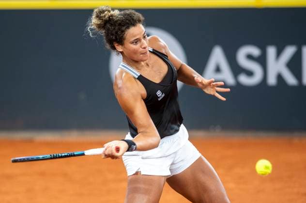 25.7.2023, GER, Tennis, Frauen, Hamburg European Open 2023, WTA, Tennis Damen Eva Lys (Deutschland) - Mayar Sherif (Ägypten), 1. Runde Mayar Sherif (Ägypten) spielt den Ball. Hamburg Rothenbaum Stadion Hamburg Deutschland