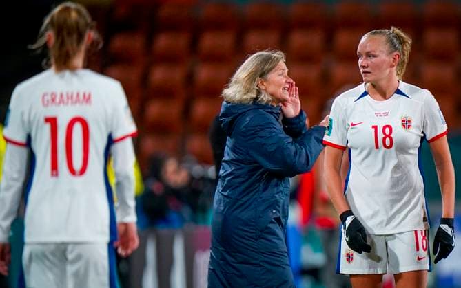 FIFA Fu?ball Frauen WM 2023, Schweiz - Norwegen VM i fotball for kvinner 2023 i Australia og New Zealand. Sveits - Norge (0-0) Hamilton, New Zealand 20230725. Norges landslagssjef Hege Riise, Frida Maanum og Caroline Graham Hansen (t.v.) under VM-kampen i fotball mellom Sveits og Norge pa Waikato Stadium i Hamilton, New Zealand. Foto: Lise Aserud NTB Hamilton New Zealand EDITORIAL USE ONLY. RESTRICTED USE FOR BETTING COMPANIES Ref:_SPO48brFJvOYPE.jpg  Copyright: xLisexAserudx xNTBx