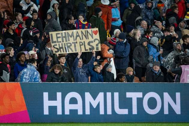 Fußball, Frauen EM 2025, Nationalteam Schweiz July 25, 2023, Hamilton, Hamilton, New Zealand: A fan holds up a sign that says Lehmann Shirt Pls? In refrence to Switzerland forward ALISHA LEHMANN 23 after the 2023 FIFA Womens World Cup Group A match against Norway at the Waikato Stadium in Hamilton, New Zealand. The score ended in a tie Switzerland 0: Norway 0. Hamilton New Zealand - ZUMAb240 20230725_zsp_b240_046 Copyright: xIraxL.xBlackx