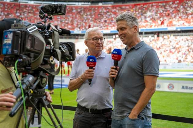 23.07.2023, Fussball 1. Bundesliga 2023 2024, Teamvorstellung FC Bayern München in der Allianz-Arena München. Legendenspiel 10 Jahre nach dem Deutschen Championsleague-Finale in Wembley 2013, FC Bayern Legenden - BVB Dortmund Legenden, v.li: SKY Reporter Uli Köhler und Torben Hoffmann am Spielfeldrand live auf Sendung. *** 23 07 2023, Football 1 Bundesliga 2023 2024, team presentation FC Bayern Munich at Allianz Arena Munich Legends match 10 years after the German Champions League final at Wembley 2013, FC Bayern Legends BVB Dortmund Legends, v li SKY Sport reporter Uli Köhler and Torben Hoffmann on the sidelines live on the air.