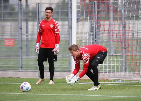 BAU 25.07.2023 Stuttgart Fußball VfB Stuttgart Training, v.l. Dennis Seimen, Alexander Nübel *** BAU 25 07 2023 Stuttgart soccer VfB Stuttgart training, f l Dennis Seimen, Alexander Nübel