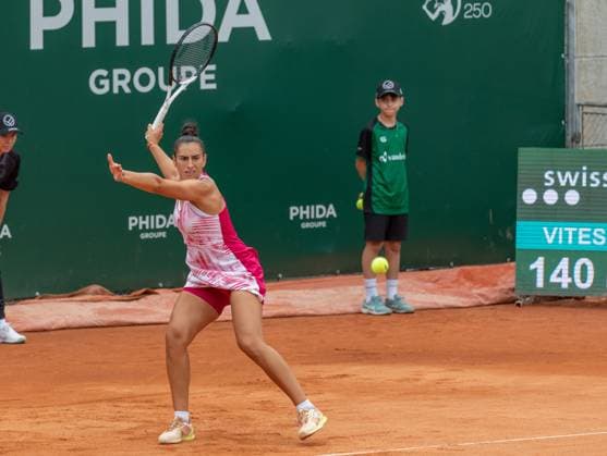 25.07.2023, Lausanne, Tennis Club Stade- Lausanne, Ladies Open Lausanne: Sara Sorribes Tormo - Susan Bandecchi, Susan Bandecchi playing the ball. Lausanne Tennis Club Stade- Lausanne Vaud Switzerland Copyright: xJustPictures.ch MayaxCretegnyx