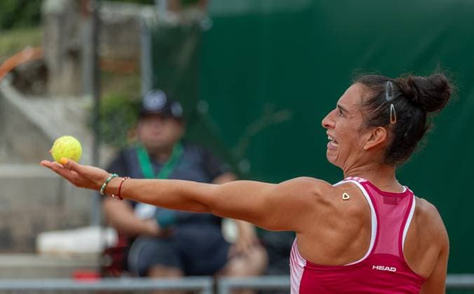 25.07.2023, Lausanne, Tennis Club Stade- Lausanne, Ladies Open Lausanne: Sara Sorribes Tormo - Susan Bandecchi, Susan Bandecchi serving. Lausanne Tennis Club Stade- Lausanne Vaud Switzerland Copyright: xJustPictures.ch MayaxCretegnyx