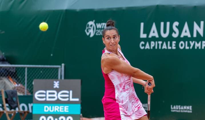 25.07.2023, Lausanne, Tennis Club Stade- Lausanne, Ladies Open Lausanne: Sara Sorribes Tormo - Susan Bandecchi, Susan Bandecchi playing the ball. Lausanne Tennis Club Stade- Lausanne Vaud Switzerland Copyright: xJustPictures.ch MayaxCretegnyx