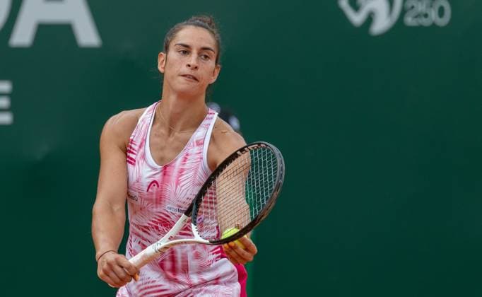 25.07.2023, Lausanne, Tennis Club Stade- Lausanne, Ladies Open Lausanne: Sara Sorribes Tormo - Susan Bandecchi, Susan Bandecchi serving. Lausanne Tennis Club Stade- Lausanne Vaud Switzerland Copyright: xJustPictures.ch MayaxCretegnyx