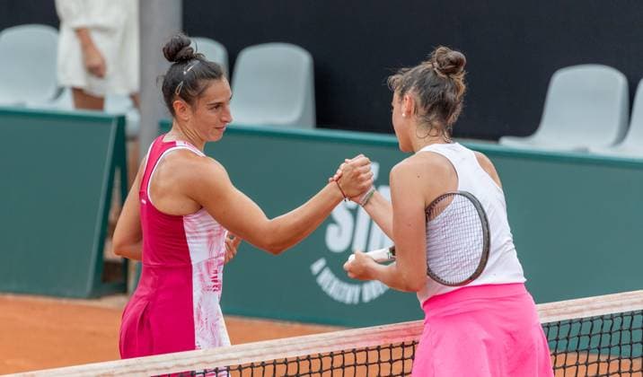25.07.2023, Lausanne, Tennis Club Stade- Lausanne, Ladies Open Lausanne: Sara Sorribes Tormo - Susan Bandecchi, Susan Bandecchi congratulating the winner Sara Sorribes Tormo. Lausanne Tennis Club Stade- Lausanne Vaud Switzerland Copyright: xJustPictures.ch MayaxCretegnyx