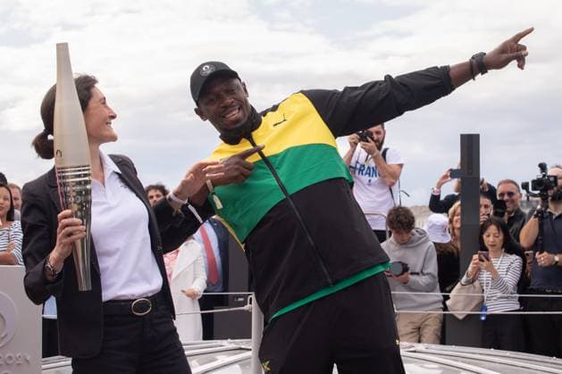 Sport Bilder des Tages (230726) -- PARIS, July 26, 2023 -- Jamaican sprinter Usain Bolt (R) attends the torch presentation on a quay of the river Seine in Paris, France, on July 25, 2023. (Photo by Xinhua) (SP)FRANCE-PARIS-OLYMPICS-TORCH JulienxMattia 