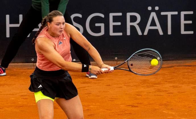 26.7.2023, GER, Tennis, Frauen, Hamburg European Open 2023, WTA, Tennis Damen Doppel, 2. Runde, Jule Niemeier (Deutschland) - Yulia Putinseva (Kasachstan) Jule Niemeier (Deutschland) spielt den Ball. Hamburg Rothenbaum Stadion Hamburg Deutschland