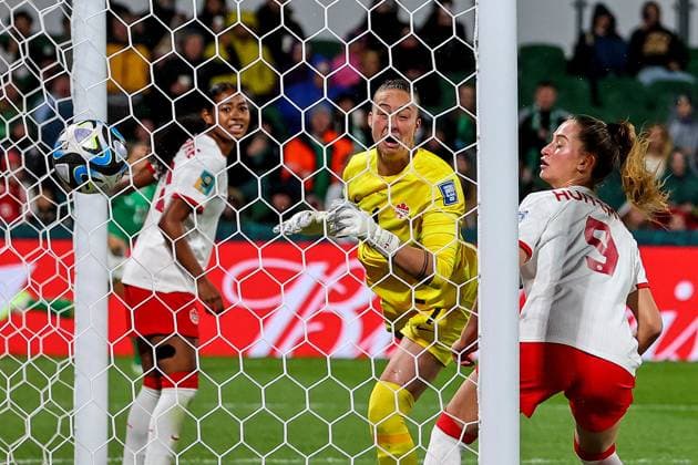 2023 FIFA Women s World Cup Group B, Perth Rectangular Stadium, Perth, Australia 26 7 2023 Canada vs Republic of Ireland WNT Ireland™s Katie McCabe scores their first goal directly from a corner kick despite Canada goalkeeper Kailen Sheridan Katie McCabe scores their first goal directly from a corner kick despite Kailen Sheridan 26 7 2023  Copyright: x INPHO RyanxByrnex IMGL2951
