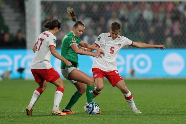 WWC23 CANADA IRELAND, Ruesha Littlejohn of the Republic of Ireland comes under pressure from Jessie Fleming and Quinn of Canada during the FIFA Women s World Cup match between Canada and Republic of Ireland at the Perth Rectangular Stadium in Perth, Wednesday, July 26, 2023. ( NO ARCHIVING, EDITORIAL USE ONLY, NO USE IN BOOKS WITHOUT CONSENT PERTH WESTERN AUSTRALIA AUSTRALIA  Copyright: xRICHARDxWAINWRIGHTx 20230726001824426927